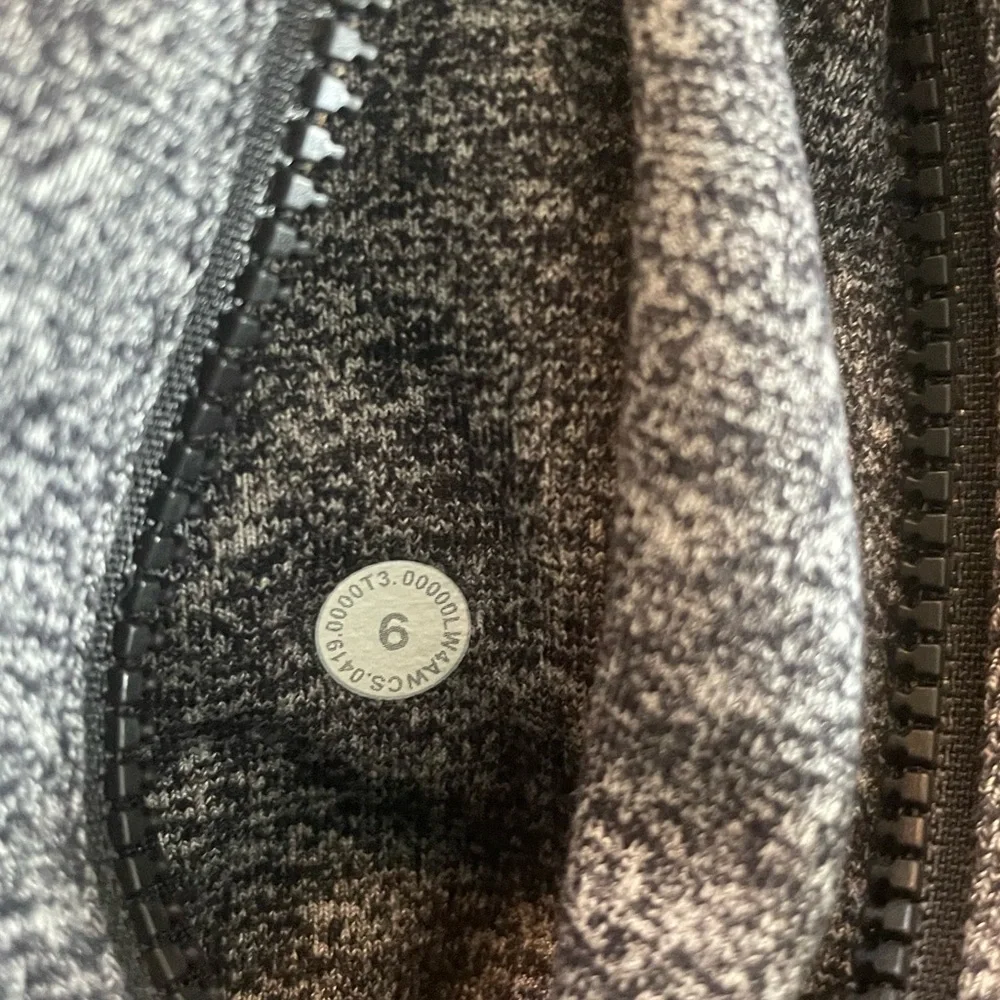 Lululemon Define Jacket Heathered Black, Size 6 Excellent Condition - Picture 7 of 7